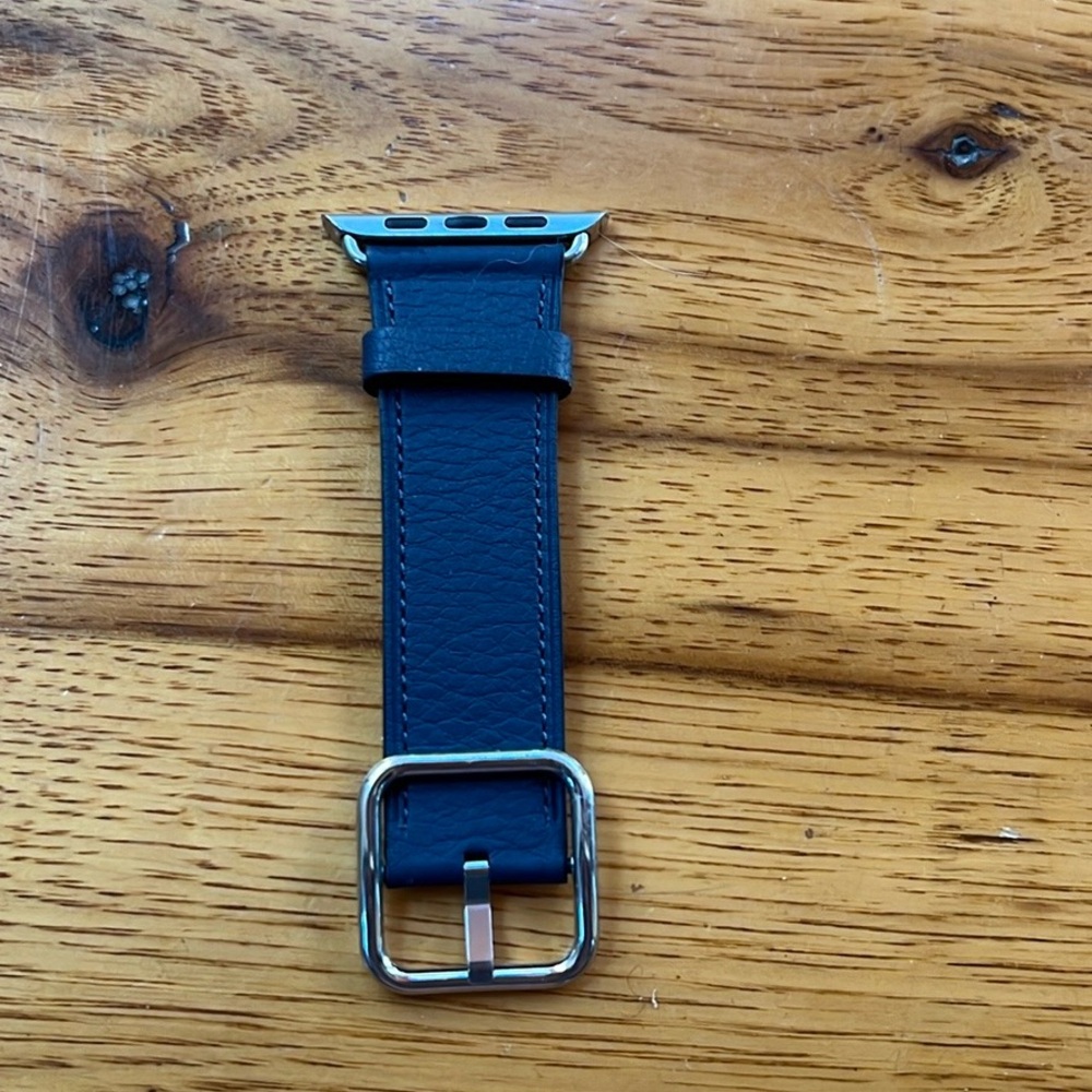 Classic buckle for Apple Watch. 42mm. No longer sold. Leather band.